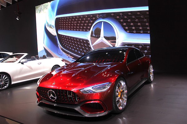 Este modelo revelaci&oacute;n del a&ntilde;o de Mercedes-Benz presenta la marcada tendencia a los colores rojos brillantes muy de moda en el show 2017, al igual que el azul el&eacute;ctrico y en general colores brillantes con destellos luminosos. 