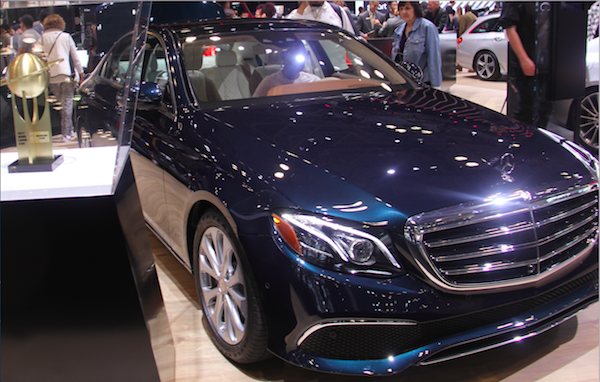 Esta belleza color zafiro de Mercedes-Benz E-Class fue ganadora como el Carro m&aacute;s lujos del 2017 con exclusivos acabados y dise&ntilde;o moderno que mantiene su elegancia cl&aacute;sica. 