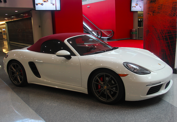 Este Porsche deportivo convertible 718 Boxster, fue galardonado como el auto de mejor rendimiento del 2017. 