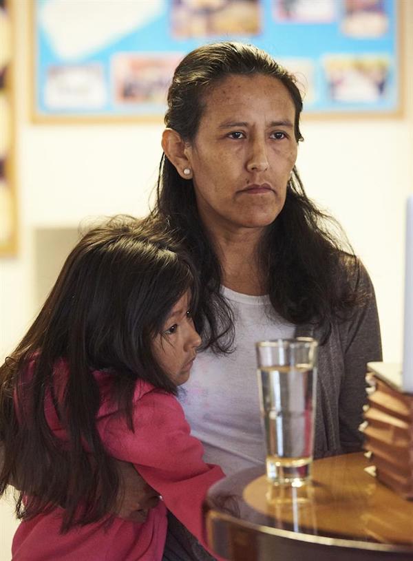 Fotograf&iacute;a de archivo de la inmigrante indocumentada mexicana Jeanette Vizguerra, que vive asilada una iglesia de Denver desde el 15 de febrero para no ser deportada, con su hija mas peque&ntilde;a Zury, de 6 a&ntilde;os, durante una entrevista en la First Unitarian Church de Denver. 