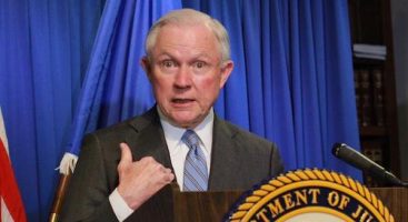 Jeff Sessions, habla sobre el sistema de asilo de Estados Unidos en la Oficina Ejecutiva para la Revisión de Inmigración en Falls Church, Virginia.