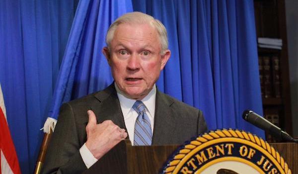 Jeff Sessions, habla sobre el sistema de asilo de Estados Unidos en la Oficina Ejecutiva para la Revisión de Inmigración en Falls Church, Virginia.