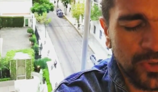 "Hoy me desperté pensando en ti Venezuela, llevándote siempre en mi corazón", escribió el cantante junto a dos etiquetas (hashtags): #venezuela #simondiaz