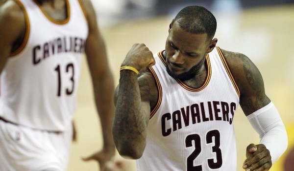 El alero estrella de los Heat de Miami, LeBron James, fue proclamado "Deportista del Año" por la revista Sports Illustred y se ha convertido en el primer jugador del equipo en conseguirlo desde que se lo dieron también a su compañero, el escolta Dwyane Wade en el 2006.