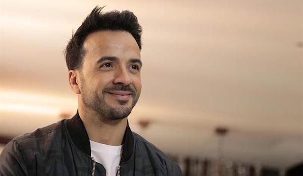 Luis Fonsi sube al escenario para recibir el Premio Especial Trailblazer (pionero) por su compromiso y contribución a la comunidad latina, otorgado por La Fundación Herencia Hispana.