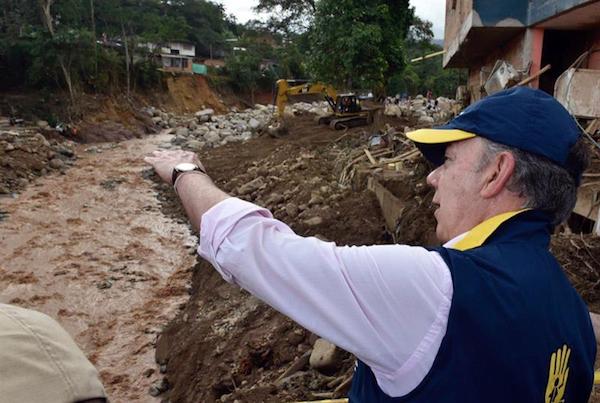 COL70. MOCOA (COLOMBIA), 02/04/2017.- Fotograf&iacute;a cedida por la presidencia de Colombia del presidente colombiano Juan Manuel Santos hoy, domingo 2 de abril de 2017, en Mocoa (Colombia). 