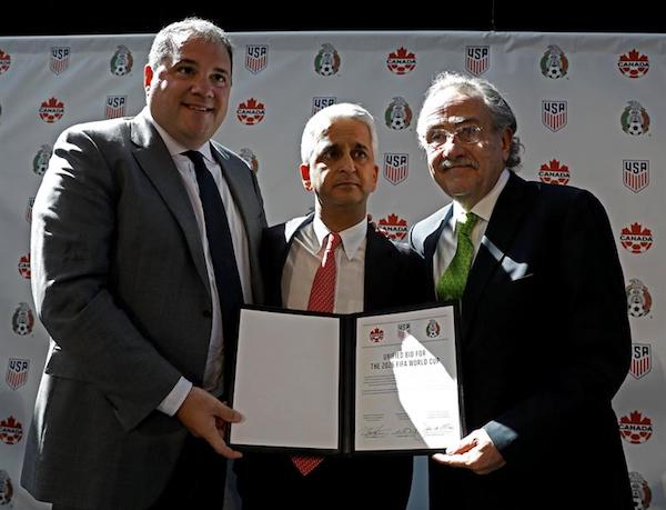 El presidente de la Federaci&oacute;n de F&uacute;tbol de Estados Unidos, Sunil Gulati (c), participa durante una rueda de prensa junto al presidente de la Asociaci&oacute;n Canadiense de F&uacute;tbol, Victor Montagliani (i), y el presidente de la Federaci&oacute;n Mexicana de F&uacute;tbol, Decio de Mar&iacute;a (d) hoy, lunes 10 de abril de 2017, donde se anunci&oacute; la oferta para organizar el Mundial 2026 de la FIFA, entre Estados Unidos, M&eacute;xico y Canad&aacute;, en el One World Trade Center, en Nueva York (Estados Unidos).