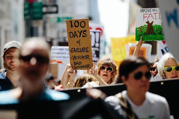  117/5000 La gente protesta frente a la Torre Trump en la Quinta Avenida durante la protesta de "100 D&iacute;as de Falla" en Nueva York, Nueva York.