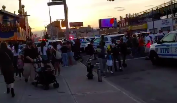 Un hombre falleció hoy en Nueva York arrollado por un vagón de metro tras ser empujado por un desconocido a las vías del tren cerca de Times Square.