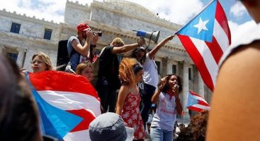 Puerto Rico enfrenta la crisis fiscal, económica y humanitaria más grave de su historia, con una gigantesca deuda pública de 72.000 millones de dólares y un déficit presupuestario de más de 20 billones, la situación es de emergencia, que se debe actuar urgentemente para evitar una crisis humanitaria.
