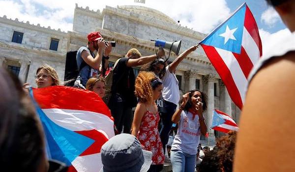 Puerto Rico enfrenta la crisis fiscal, económica y humanitaria más grave de su historia, con una gigantesca deuda pública de 72.000 millones de dólares y un déficit presupuestario de más de 20 billones, la situación es de emergencia, que se debe actuar urgentemente para evitar una crisis humanitaria.