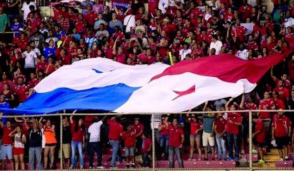 Michael Bradley (c) EE.UU., sale de la cancha tras el juego ante Trinidad y Tobago, durante un partido de clasificación para el Mundial de Rusia 2018 hoy, martes 10 de octubre de 2017, en el Estadio Ato Boldon de Couva (Trinidad y Tobago).