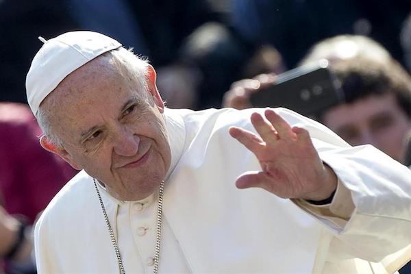  El papa Francisco saluda a su llegada a la plaza de San Pedro.