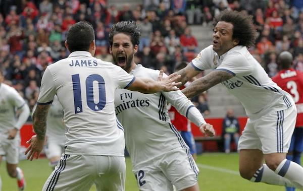 El centrocampista del Real Madrid Francisco Rom&aacute;n Alarc&oacute;n "Isco",c., es felicitado por Marcelon,d., y James Rodr&iacute;guez.