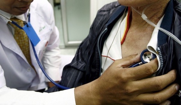 Aproximadamente 21.520 establecimientos de salud atendieron a casi 426.200 personas de todas las edades, sexos, razas y niveles educativos en Nueva Jersey en 2011. La mayoría de estos establecimientos son pequeñas oficinas de atención de la salud profesionales, sin embargo, aproximadamente un tercio de todo el empleo se encuentra en los hospitales.