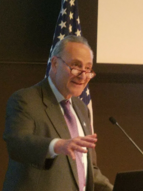 EL SENADOR Chuck Shumer, l&iacute;der dem&oacute;crata del Senado, se present&oacute; junto a Espaillat para respaldarlo y apoyar las diversas demandas de los injmigrantes. 