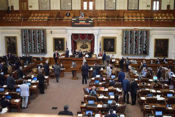 Los representantes estatales de la C&aacute;mara de Texas debaten una de las casi 180 enmiendas que se presentaron al proyecto de ley SB4 y que prohibir&aacute; las "ciudades santuario" en todo el estado hoy, jueves 27 de abril de 2017, en Austin, Texas.