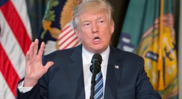 Grupos proinmigrantes calificaron hoy de "píldora venenosa" el plan migratorio de Trump.
