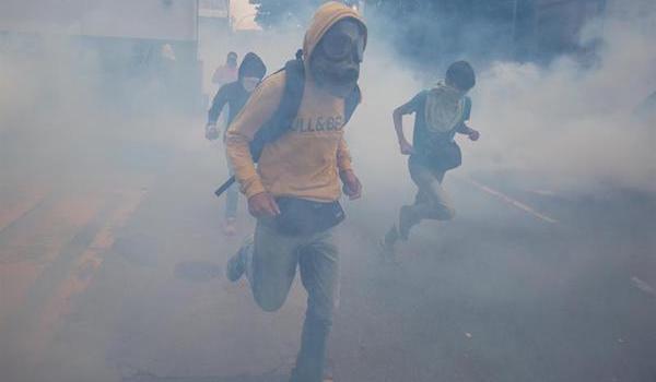 Expresidentes intentan impulsar diálogo para bajar crispación en Venezuela El Gobierno de Venezuela calificó de "irracional" las decisiones anunciadas por el gobierno de Estados Unidos.