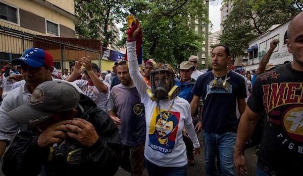 Violencia cobra otra muerte en Venezuela tras 40 días de protestas El secretario general de la Mesa de la Unidad Democrática (MUD), Jesús Torrealba, anunció un plan de marchas antigubernamentales que en las principales ciudades de Venezuela para protestar "contra el hambre y por el cambio" del modelo político en el país.