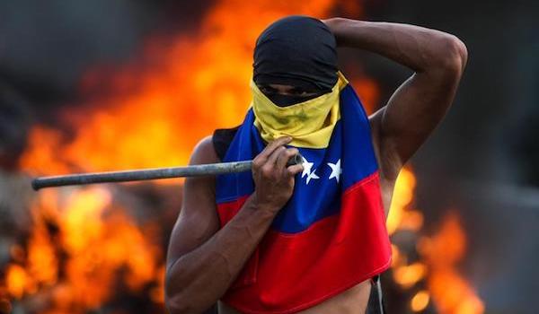 La MUD convocó a la ciudadanía que rechaza al Gobierno de Nicolás Maduro a marchar desde tres puntos diferentes de la ciudad, uno de los cuales da acceso al centro de la ciudad y que ha sido bloqueado por la Policía antimotines, sin que se registren incidentes.