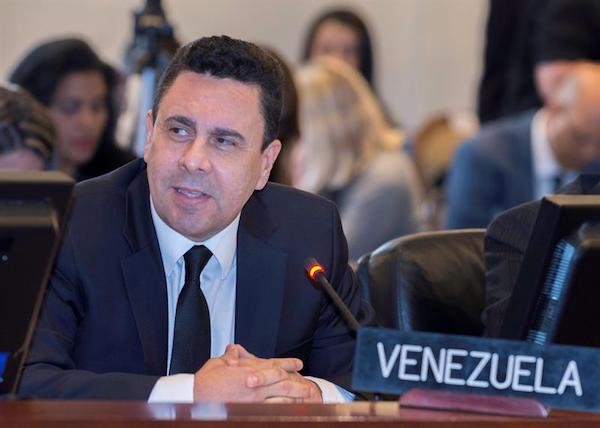 Fotografía cedida por la Organización de Estados Americanos (OEA) que muestra al embajador de Venezuela ante la OEA), Samuel Moncada, habla durante una sesión especial del Consejo Permanente del organismo, hoy, miércoles 26 de abril 2017, en Washington, DC (EE.UU.). El Gobierno de Venezuela anunció hoy que dejará la OEA por haberse convocado una reunión de cancilleres sobre la crisis política del país pese a su oposición frontal a esa sesión.