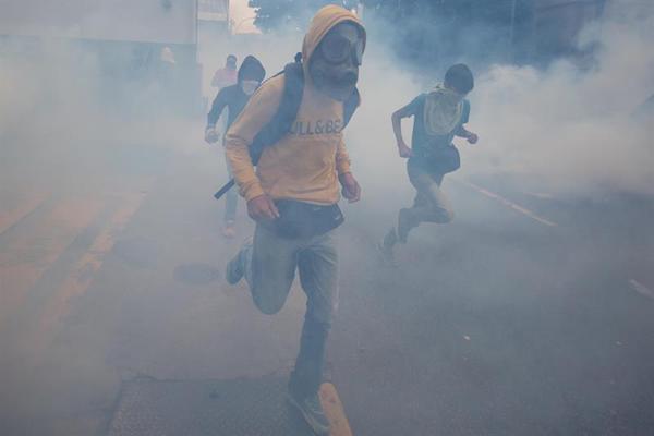 Cientos de personas participan en una manifestaci&oacute;n hoy, lunes 10 de abril de 2017, en Caracas (Venezuela).