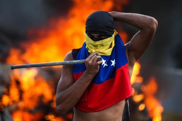 Un hombre participa en una manifestación contra el Gobierno venezolano hoy, lunes 24 de abril de 2017, en Caracas (Venezuela).