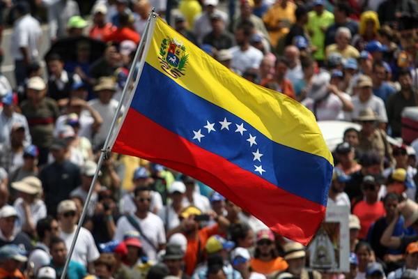 Venezolanos participan en una manifestaci&oacute;n contra el Gobierno venezolano.