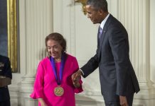 La actriz y productora Miriam Colón, fundadora del Teatro Rodante Puertorriqueño en la ciudad de Nueva York, recibió de manos del Presidente Barack Obama el recién pasado jueves la Medalla Nacional de las Artes, en una ceremonia realizada en la Casa Blanca,