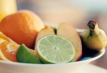 Público recibe frutas y otros obsequios durante la actividad de la Expo Salud y Bienestar.