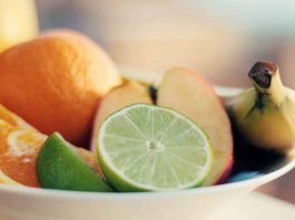 Público recibe frutas y otros obsequios durante la actividad de la Expo Salud y Bienestar.