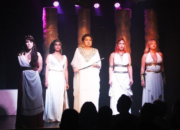 El elenco femenino de "Huelga de sexo", Gretell, Aurora, Grethel, Andrea, y Jenny en una escena de la pieza de Aristófanes.