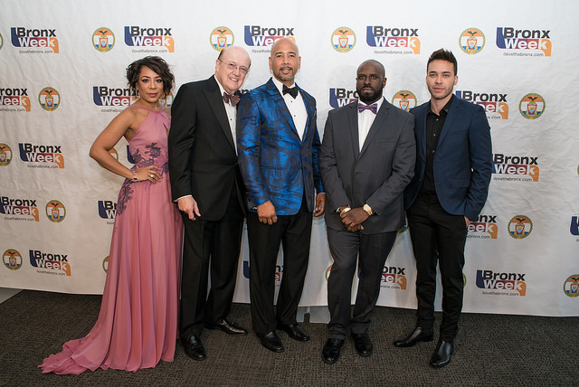 El presidente del condado de El Bronx, Rubén Diaz Jr., acompañado por los nuevos integrantes del Paseo de la Fama de El Bronx 2017- la actriz de la famosa serie “Orange is The New Black” Selenis Leyva, el inventor médico Dr. Manny Villafaña, el pionero de la música hip-hop Funkmaster Flex y la super estrella de la música latina Prince Royce - durante la gala anual de El Bronx, que tuvo lugar el sábado, 20 de mayo del 2017, en las facilidades del campo de golf de Pelham Bay / Split Rock. Fotógrafo - Robert Benimoff.