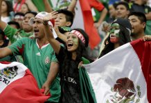 La afición mexicana celebra durante la final de la Copa de Oro 2015.