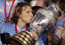 Han pasado cuatro años del histórico triunfo de Uruguay en la edición de 2011. En la imagen, Diego Forlán sostiene la Copa América 2011 tras vencer el 24 de julio de 2011, en la final del torneo a Paraguay por 3-0 en el estadio Monumental de Buenos Aires.