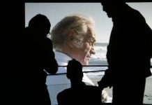 Nicanor Parra, 101 años de lúcida transgresión Público observa un documental en la exposición "Parra 100"; el 20 de agosto de 2014, dedicada al célebre antipoeta chileno Nicanor Parra en su 100 aniversario en Santiago de Chile.