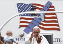 El papa Francisco saluda a los asistentes al VII Encuentro Mundial de las Familias, en Filadelfia, el 27 de septiembre.
