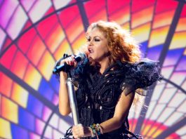 Paulina Rubio se presenta durante la ceremonia de los Latin American Music Awards.