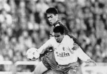 El jugador del Real Zaragoza, Cáceres, disputa un balón con el jugador del Real Madrid, Raúl González Blanco, durante el encuentro de Liga de Primera División disputado entre los dos equipos. Este fue el primer partido de Raúl en la división de honor española.