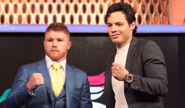 Los boxeadores mexicanos Sa˙l "El Canelo" &iexcl;lvarez (i), y Julio C&Egrave;sar Ch&middot;vez Jr (d) posan en Ciudad de M&Egrave;xico el pasado 20 de febrero de 2017, en una rueda de prensa para anunciar la pr&Ucirc;xima pelea el pr&Ucirc;ximo 6 de mayo en Las Vegas Nevada. 