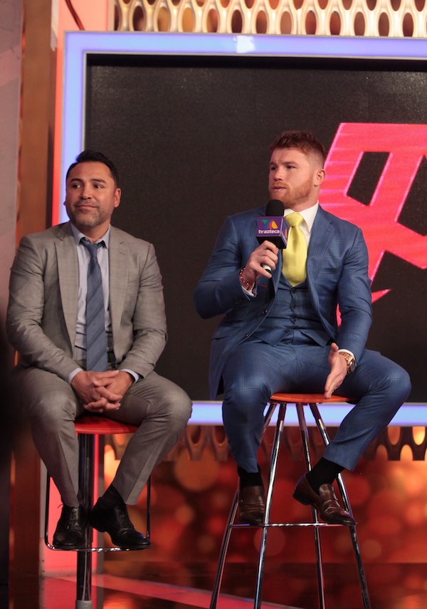Sa˙l "El Canelo" &iexcl;lvarez (derecha), junto al exboxeador Oscar de la Hoya,  participan en Ciudad de M&Egrave;xico, el pasado 20 de febrero de 2017, en una rueda de prensa para anunciar su pr&Ucirc;xima pelea el pr&Ucirc;ximo 6 de mayo en Las Vegas. 