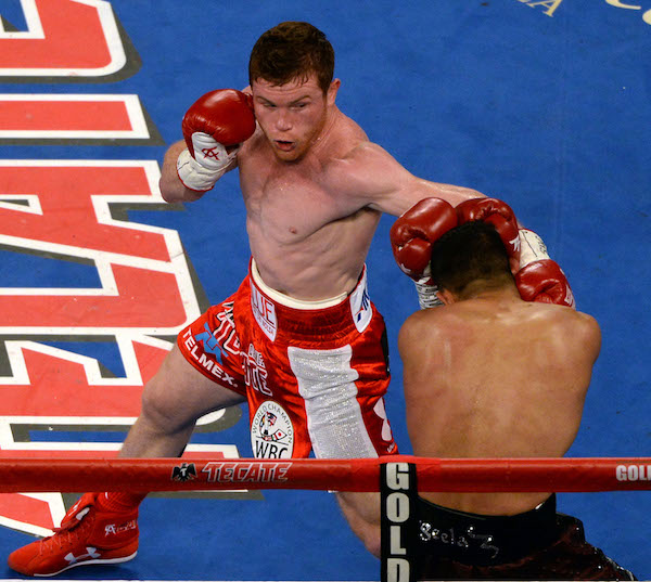 Imagen de archivo del campe&Ucirc;n mexicano Sa˙l "Canelo" &iexcl;lvarez (izda) en su combate frente al brit&middot;nico Amir Khan en el que el mexicano retuvo el t&Igrave;tulo del peso mediano, versi&Ucirc;n Consejo Mundial de Boxeo 