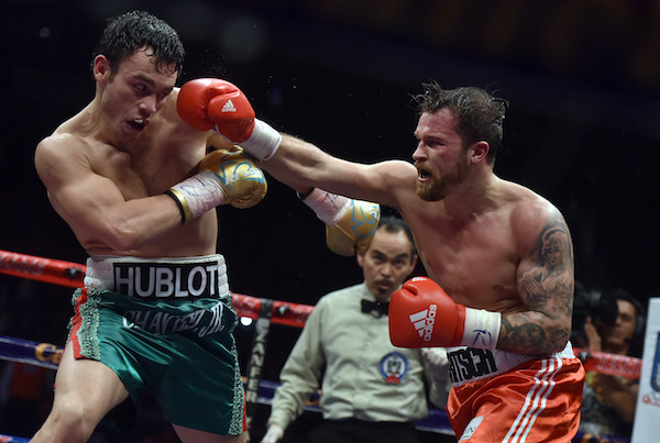 Imagen de archivo, fechada en Monterrey (M&Egrave;xico), el 10 de diciembre d e 2016, del combate entre el mexicano Julio C&Egrave;sar Ch&middot;vez Jr (i) y el alem&middot;n Dominik Britsch. 