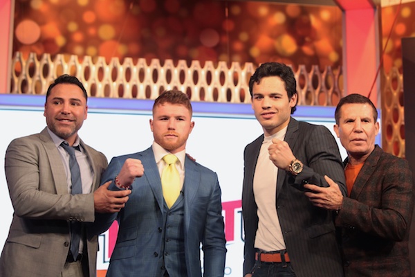 Pasado, presente y futuro del boxeo mexicano: De izquierda a derecha, el exboxeador Oscar de la Hoya, Sa˙l "El Canelo" &iexcl;lvarez,  Julio C&Egrave;sar Ch&middot;vez Jr y ex boxeador Julio C&Egrave;sar Ch&middot;vez el pasado 20 de febrero de 2017, en una rueda de prensa para promocionar el combate entre Canelo y Ch&middot;vez Jr. el 6 de mayo en Las Vegas.