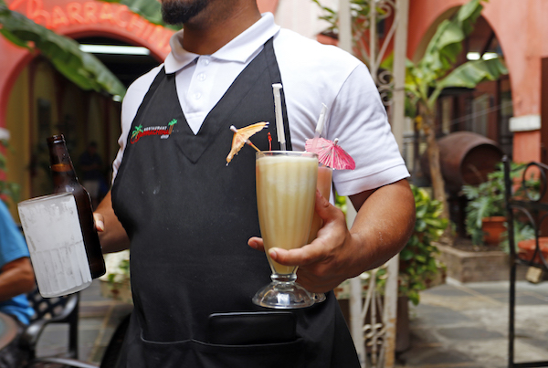 Un camarero sirve una piÒa colada en el Restaurante Barrachina en el Viejo San Juan, donde se creÛ la famosa bebida con ron puertorriqueÒo.