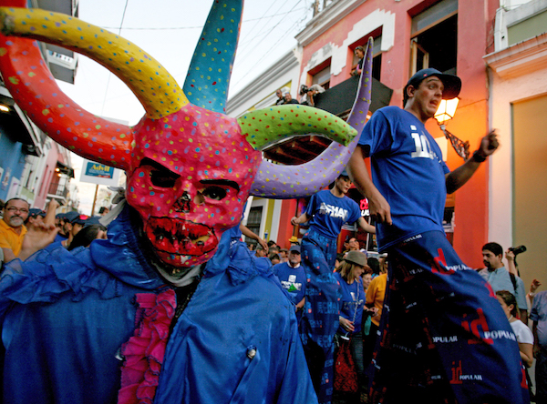 Imagen de archivo de varias personas caminando por las calles durante las Fiestas de la Calle San Sebasti·n, en el Viejo San Juan.