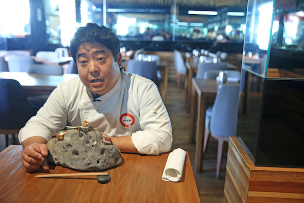 El cocinero peruano Mitsuharu Tsumura del restaurante Maido . La cocina de Tsumura es la nikkei que constituye una de las expresiones m&middot;s representativas del mestizaje que ha experimentado la cocina peruana durante siglos . 