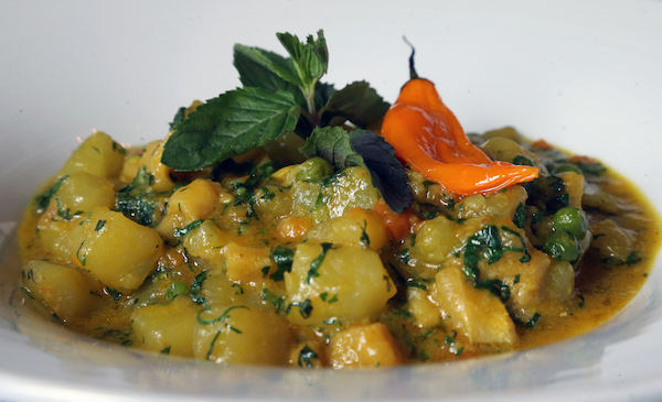 Primer plano de un plato tradicional de la comida peruana llamado el "cau cau" a base de mondongo en el restaurante La Picanter&Igrave;a . La Picanter&Igrave;a es la propuesta de una cocina que recrea los tradicionales locales de la costa peruana .
