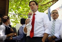 Clinton y Rubio ofrecen diferentes soluciones a los problemas de Puerto Rico El precandidato a la presidencia de Estados Unidos del partido Republicano Marco Rubio, de visita en Puerto Rico para recabar fondos y apoyos de cara a las elecciones de noviembre de 2016, se expresó a favor de la anexión de la isla a EE.UU. como un estado más de pleno derecho. "El estatus de Puerto Rico está impidiendo el crecimiento económico, porque compañías y profesionales se confunden", al tiempo que "no beneficia a nadie, ni a Washington ni a la isla", dijo ante decenas de simpatizantes en un restaurante del popular barrio de Santurce, en San Juan.
